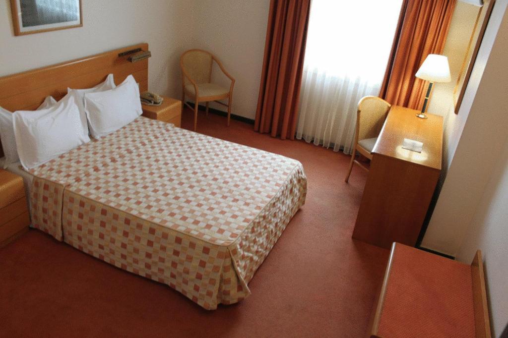 Doppel- oder Zweibettzimmer